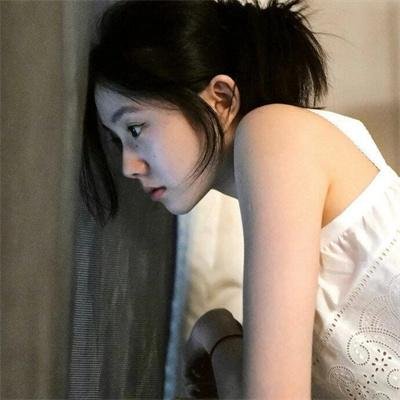 她背后的那双手